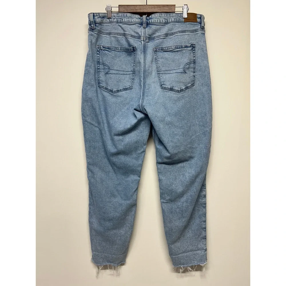American Eagle Mom Jeans Light Wash High Rise Raw Hem Blue Denim Size 18 Long